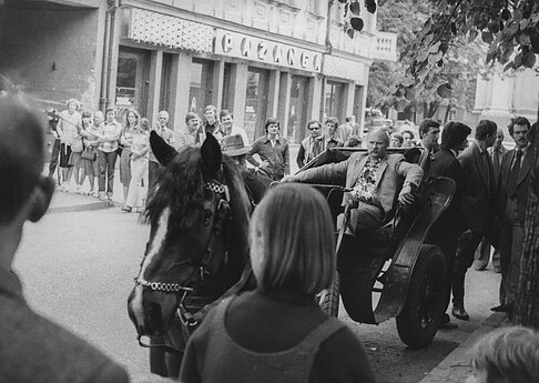 Bronius Talačka (sėdi). Kaunas, Laisvės alėja. 1980 m. 