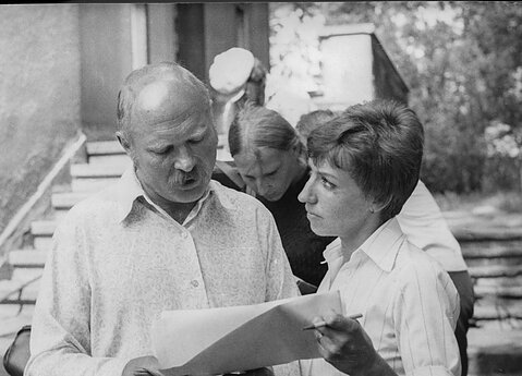 Režisierius Bronius Talačka ir režisieriaus asistentė Margarita Kosmauskaitė. 1980 m. 