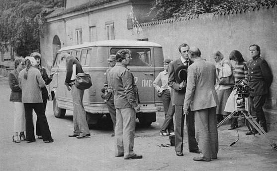 Priekyje dailininkas Romualdas Lukšas, režisieriaus asistentė Margarita Kosmauskaitė, aktorius Valentinas Masalskis, režisierius Bronius Talačka. 1981 m.  