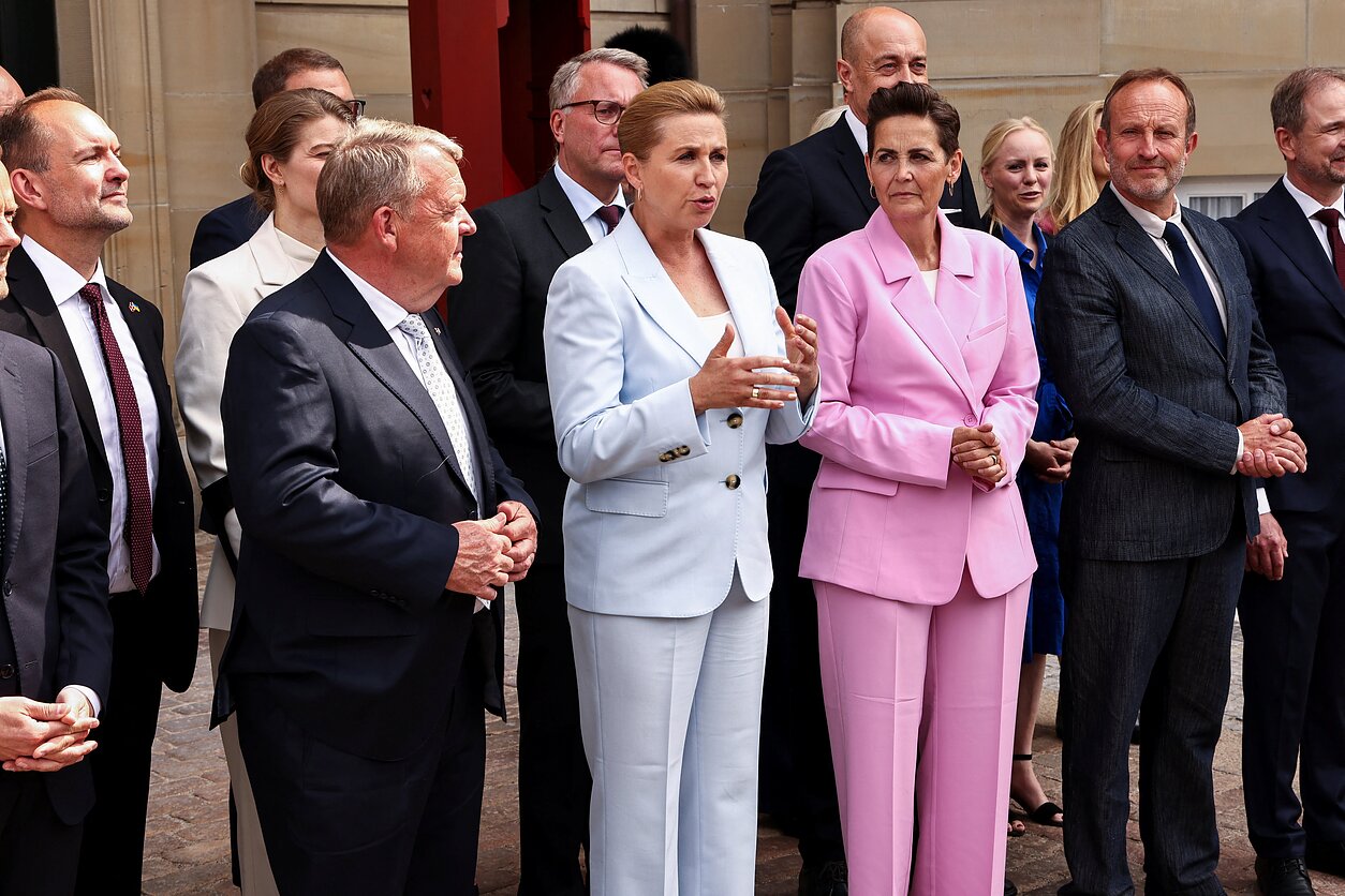 Danijos premjerė Mette Frederiksen pristatė naująją vyriausybę, kurioje moterys sudaro daugumą Danijos premjerė Mette Frederiksen pristatė naująją vyriausybę, kurioje moterys sudaro daugumą