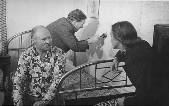 Priekyje Bronius Talačka ir Jūratė Onaitytė. 1981 m. 