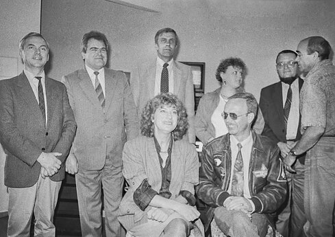 Antroje eilėje iš kairės: Juozas Algirdas Vilčiauskas, Juozas Neverauskas, Laimonas Tapinas, Regina Stadalnikaitė, Skirmantas Valiulis, Bronius Klevinskas. 1991 m. 
