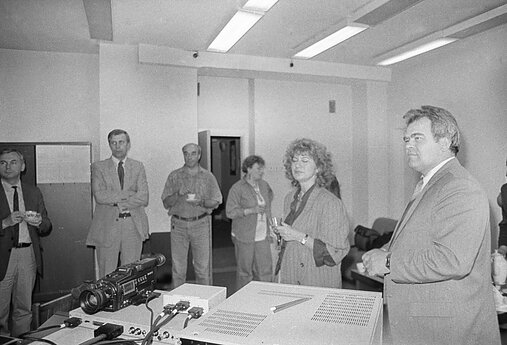 Iš kairės: Juozas Algirdas Vilčiauskas, Laimonas Tapinas, Bronius Klevinskas, Regina Stadalnikaitė, Juozas Neverauskas. 1991 m. 