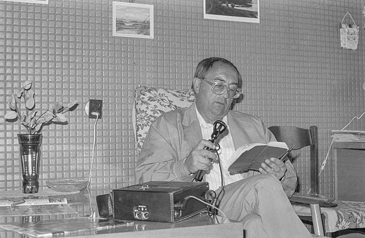 Radijo vyresnysis redaktorius Eduardas Kosobudskis.  1991 m.