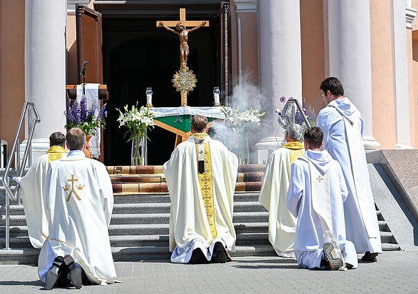 Tūkstančiai žmonių, keturios stotelės ir kelionė per miestą: kas yra Eucharistinė procesija?