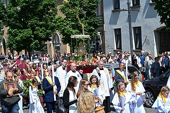 Tūkstančiai žmonių, keturios stotelės ir kelionė per miestą: kas yra Eucharistinė procesija?