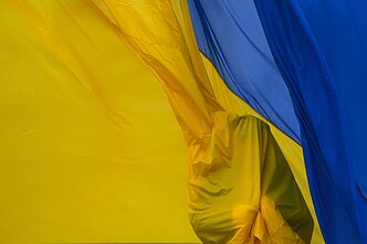 Ukrainos karys kelia šalies vėliavą per pagerbimo ceremoniją
