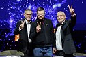 „Auksinio proto“ superfinalo laimėtojas B. Valiauga su laidos vedėjais A. Tapinu ir A. Valinsku