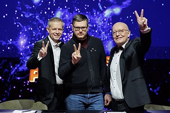 „Auksinio proto“ superfinalo laimėtojas B. Valiauga su laidos vedėjais A. Tapinu ir A. Valinsku