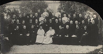 Fribūro universiteto studentai su broliais dominikonais Šv. Alberto Didžiojo vienuolyno, įsikūrusio šalia universiteto, kieme. V. Daumantas stovi antroje eilėje 3-ias iš dešinės. Fribūras, apie 1912–1913 m.