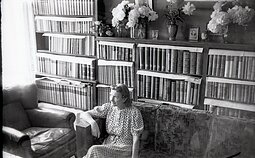 A. Vaitkevičaitė-Daumantienė tarp Daumanto bibliotekos knygų ir meno vertybių bute K. Donelaičio g. 67. Kaunas, 1959 m. Iš V. Daumanto palikimo saugotojų