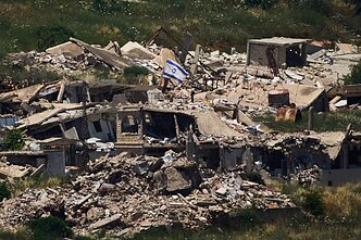 Izraelio vėliava iškelta ant sugriauto pastato Pietų Libane