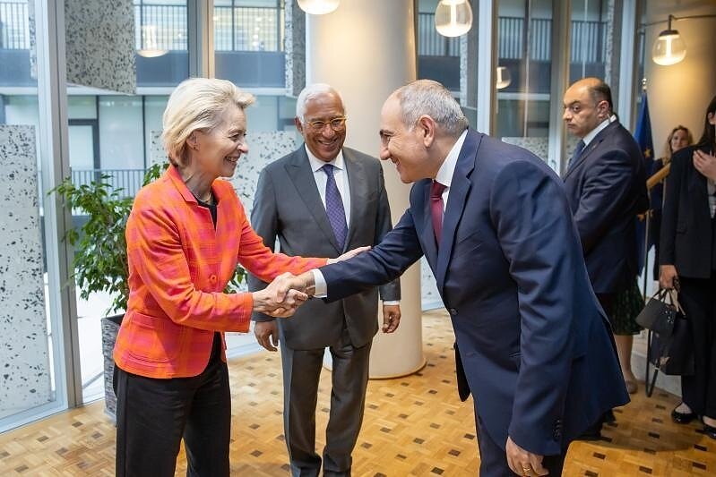 Ursula von der Leyen ir Nikola Pašinianas (spaudžia ranką)