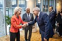Ursula von der Leyen ir Nikola Pašinianas (spaudžia ranką)