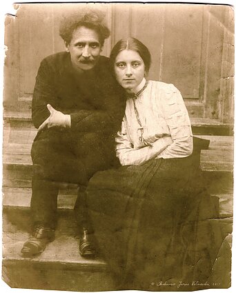Konstantinas ir Sofija ant Plungės klebonijos laiptų, 1909. Juozo Valiušaičio restauruota, 2011