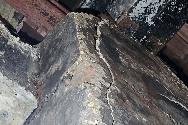 Greta Varėnos esančio krovinių terminalo sandėlis. Dalis ekspertų mano, kad šie trūkiai gelžbetonio konstrukcijose atsirado dėl avarijos