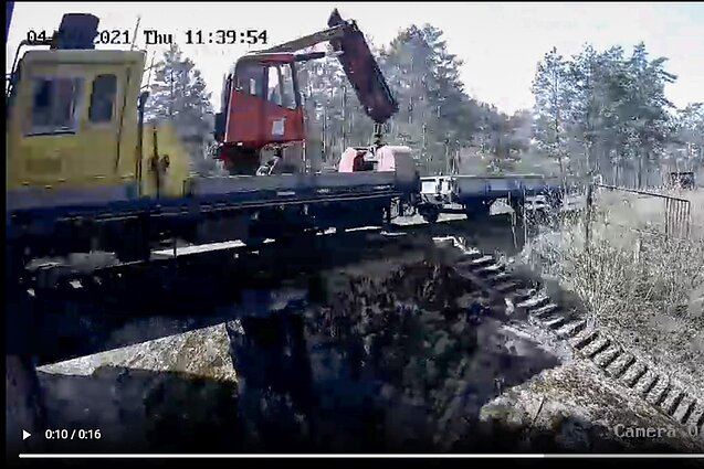 Kameros užfiksavo, kaip didžiuliu greičiu lekiantis sąstatas taranuoja pastato laukujes duris, įskrieja į vidų ir, išmušęs duris, išlekia per tiltą