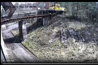 Kameros užfiksavo, kaip didžiuliu greičiu lekiantis sąstatas taranuoja pastato laukujes duris, įskrieja į vidų ir, išmušęs duris, išlekia per tiltą