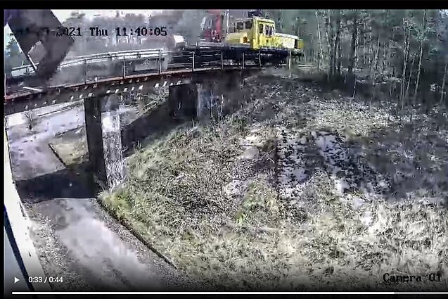 Kameros užfiksavo, kaip didžiuliu greičiu lekiantis sąstatas taranuoja pastato laukujes duris, įskrieja į vidų ir, išmušęs duris, išlekia per tiltą