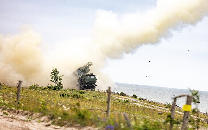 2025 m. liepos 11 d. rezervistai pirmą kartą prie Saremos krantų atliko šaudymo pratybas su Estijos HIMARS sistemomis