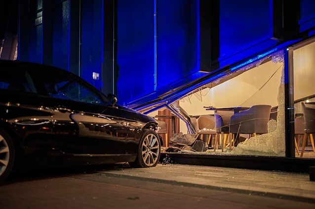 Į sostinės viešbutį „Courtyard by Marriott“ rėžėsi BMW automobilis 