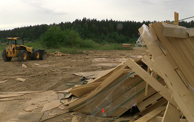 Plokščių krūva miške: kas atsakingas už atliekas Pagiriuose? Plokščių krūva miške: kas atsakingas už atliekas Pagiriuose?