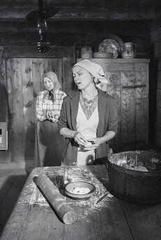 Priekyje Rūta Staliliūnaitė-Matulionienė, už jos Danutė Juronytė-Zelčiuvienė. 1984 m.  