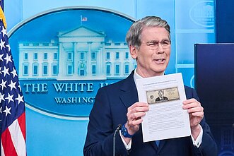 Scottas Bessentas laiko siūlomo 250 JAV dolerių banknoto atvaizdą