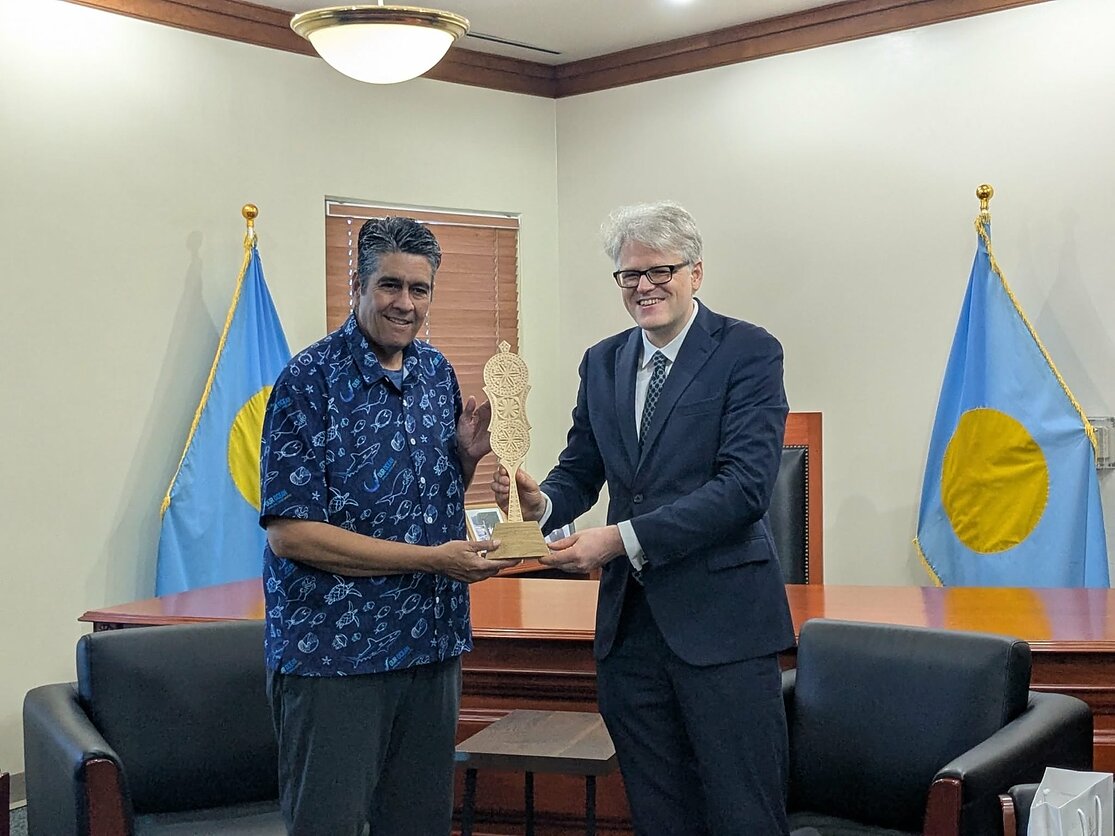 Ambasadorius Aurelijus Zykas įteikė skiriamuosius raštus Palau prezidentui Surangeliui S. Whippsui Jr Ambasadorius Aurelijus Zykas įteikė skiriamuosius raštus Palau prezidentui Surangeliui S. Whippsui Jr
