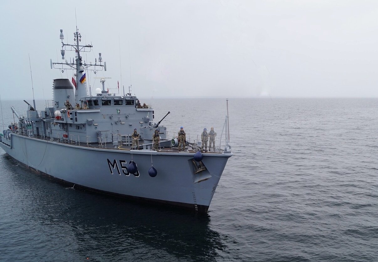 Karinių pajėgų laivas M53 „Skalvis“ reagavo į burinės jachtos signalą: fiksuota trauma