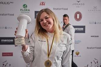 Vida Barinovienė su laimėtojos taure Vida Barinovienė su laimėtojos taure
