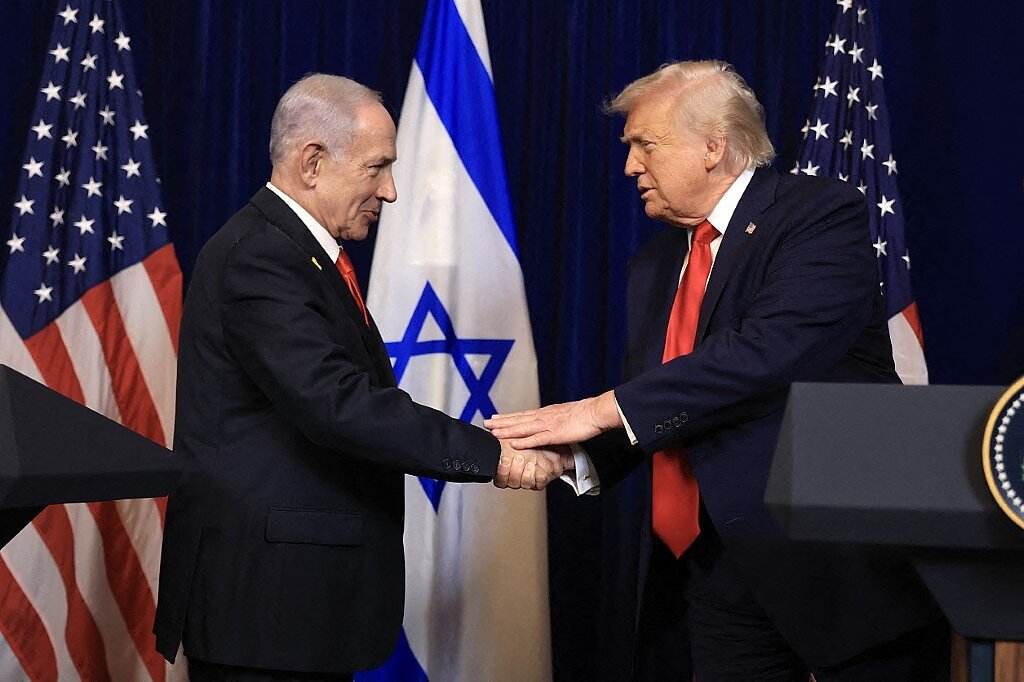 Jungtinių Valstijų prezidentas Donaldas Trumpas spaudžia ranką Izraelio ministrui pirmininkui Benjaminui Netanyahu per spaudos konferenciją, surengtą jo klube „Mar-a-Lago“