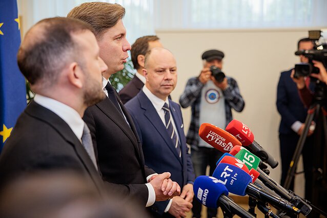 LSDP, „valstiečiai“ ir demokratai pasirašė naują koalicijos sutartį: Virginijus Sinkevičius, Mindaugas Sinkevičius ir Aurelijus Veryga