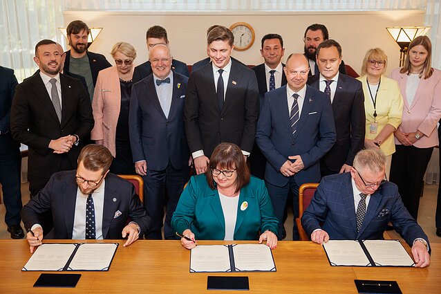 LSDP, „valstiečiai“ ir demokratai pasirašė naują koalicijos sutartį: Virginijus Sinkevičius, Juozas Olekas, Mindaugas Sinkevičius, Aurelijus Veryga, Waldemar Tomaszewski, Lukas Savickas, Orinta Leiputė, Jaroslav Narkevič