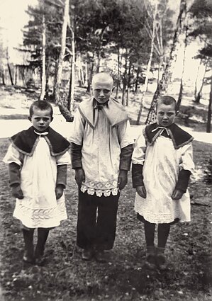 Mažieji ministrantai. Sigitas Tamkevičius – pirmas kairėje. 1948 m. 
