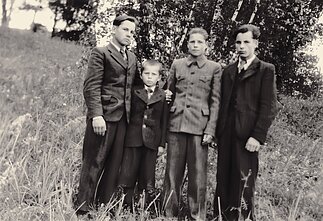 Broliai Tamkevičiai. Iš kairės į dešinę: Vladas, Sigitas, Albinas, Jonas. 1949 m.