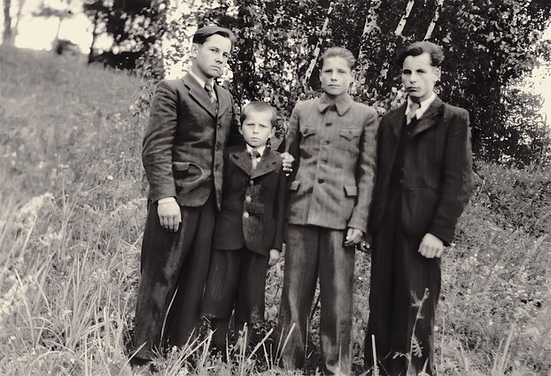Broliai Tamkevičiai. Iš kairės į dešinę: Vladas, Sigitas, Albinas, Jonas. 1949 m.