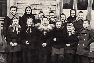 Seirijų vidurinės mokyklos septintokai. Sigitas Tamkevičius – pirmas dešinėje. 1950 m. ruduo