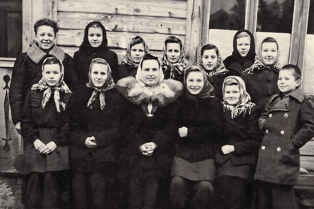 Seirijų vidurinės mokyklos septintokai. Sigitas Tamkevičius – pirmas dešinėje. 1950 m. ruduo