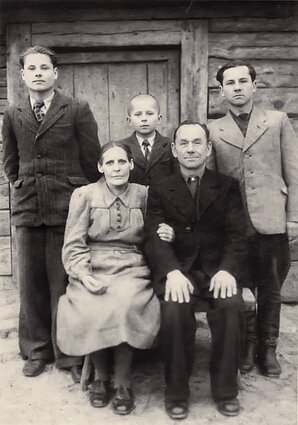 Su tėveliais ir dviem broliais. Kairėje – Albinas, dešinėje – Valdas, centre – Sigitas, brolis Jonas fotografuoja. 1950 m. 