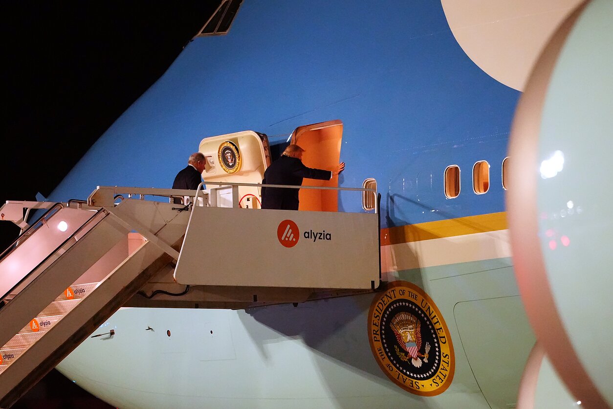 Donaldas Trumpas prie JAV prezidentinio lėktuvo „Air Force One“. Donaldas Trumpas prie JAV prezidentinio lėktuvo „Air Force One“.