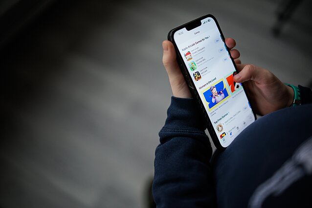 Vaikas su mobiliu telefonu