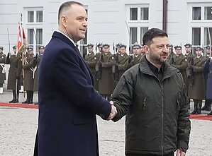  Prieš metus per vizitą Varšuvoje Lenkijos ir Ukrainos prezidentai spaudė vienas kitam rankas 