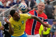 Gabrielis Magalhaesas ir Erlingas Haalandas. Pasaulio futbolo čempionatas: Brazilija – Norvegija