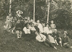 Signataras J. Šaulys (antroje eilėje iš dešinės) su grupe lietuvių inteligentų iškyloje Vilniaus apylinkėse. 1912 m., LNM