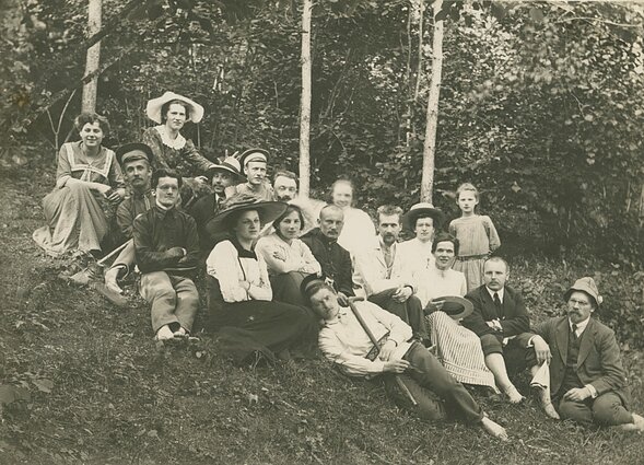 Signataras J. Šaulys (antroje eilėje iš dešinės) su grupe lietuvių inteligentų iškyloje Vilniaus apylinkėse. 1912 m., LNM