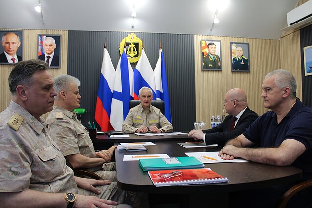 Rusijos gynybos ministras Andrejus Belousovas (centre) dalyvauja susitikime Juodosios jūros laivyno vadavietėje okupuotame Kryme. Kartu su juo – Juodosios jūros laivyno vadas admirolas Sergejus Pinčiukas (antras iš kairės), Sevastopolio gubernatorius Michailas Razvožajevas (antras iš dešinės) ir Rusijos paskirtas Krymo vadovas Sergejus Aksionovas (dešinėje). 2026 m. liepos 3 d. Rusijos gynybos ministras Andrejus Belousovas (centre) dalyvauja susitikime Juodosios jūros laivyno vadavietėje okupuotame Kryme. Kartu su juo – Juodosios jūros laivyno vadas admirolas Sergejus Pinčiukas (antras iš kairės), Sevastopolio gubernatorius Michailas Razvožajevas (antras iš dešinės) ir Rusijos paskirtas Krymo vadovas Sergejus Aksionovas (dešinėje). 2026 m. liepos 3 d.