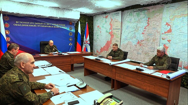 Vladimiras Putinas (fone, centre) lankosi vienoje iš Rusijos jungtinės kariuomenės grupuotės vadaviečių neatskleistoje vietoje Vladimiras Putinas (fone, centre) lankosi vienoje iš Rusijos jungtinės kariuomenės grupuotės vadaviečių neatskleistoje vietoje