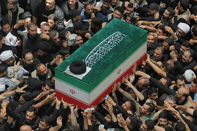 Ali Khamenei laidotuvių procesija pasiekė Iraką