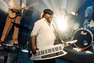 Muzikinio šou „Kabaretas tarp girnų“ akimirka